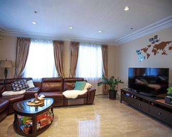 Luxurious 3BR House w/ Balcony, Garden in Sunset Vancouver - Vancouver - Sala de estar