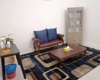 A&D Home-Stay @kota Warisan, Sepang (Klia 15 Min) - Sepang - Huiskamer