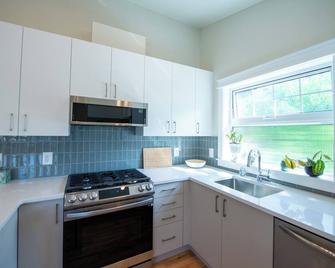 Central 2 Bed New Construction Laneway House in Gibsons - Gibsons - Kitchen
