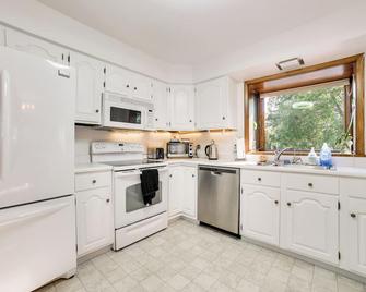 Riverfront Sault Ste Marie Home with Dock! - Sault Ste. Marie - Kitchen