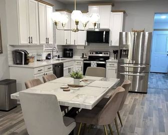 Charming 3-bedroom 2 bathroom house in Terrell with WiFi and AC - Terrell - Küche