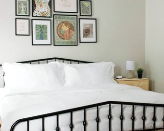 Trade hotel noise for quiet nights near Maxwell. - Montgomery - Bedroom