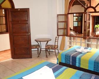 Hotel Villa Florencia Centro - Сан-Салвадор - Спальня