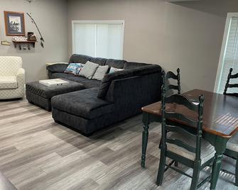 Spacious Cottage For Larger Groups - Fremont - Wohnzimmer