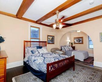 Lake Osceola Retreat 100-Acre Private Lake Home - Osceola - Bedroom