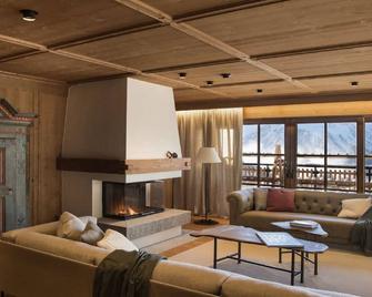 Beautifully located, spacious, appealing garden with unique pounds - Mittenwald - Living room