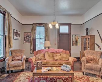 Pet-Friendly Shreveport Home about 1 Mile to Downtown! - Shreveport - Living room