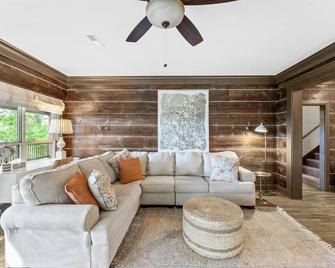 Beautiful Monteagle Bluff Mountain Home Sleeps 12 - Monteagle - Living room