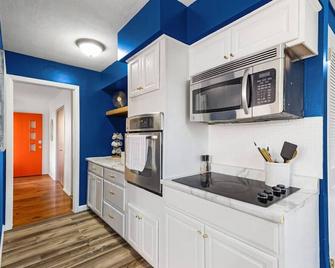 Mt Hawley · 3Bed-MidCentury Marvel Bunglaow-Heart of Peoria - Peoria - Kitchen