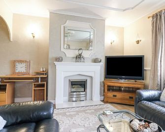 Cedar Cottage - Chesterfield - Living room