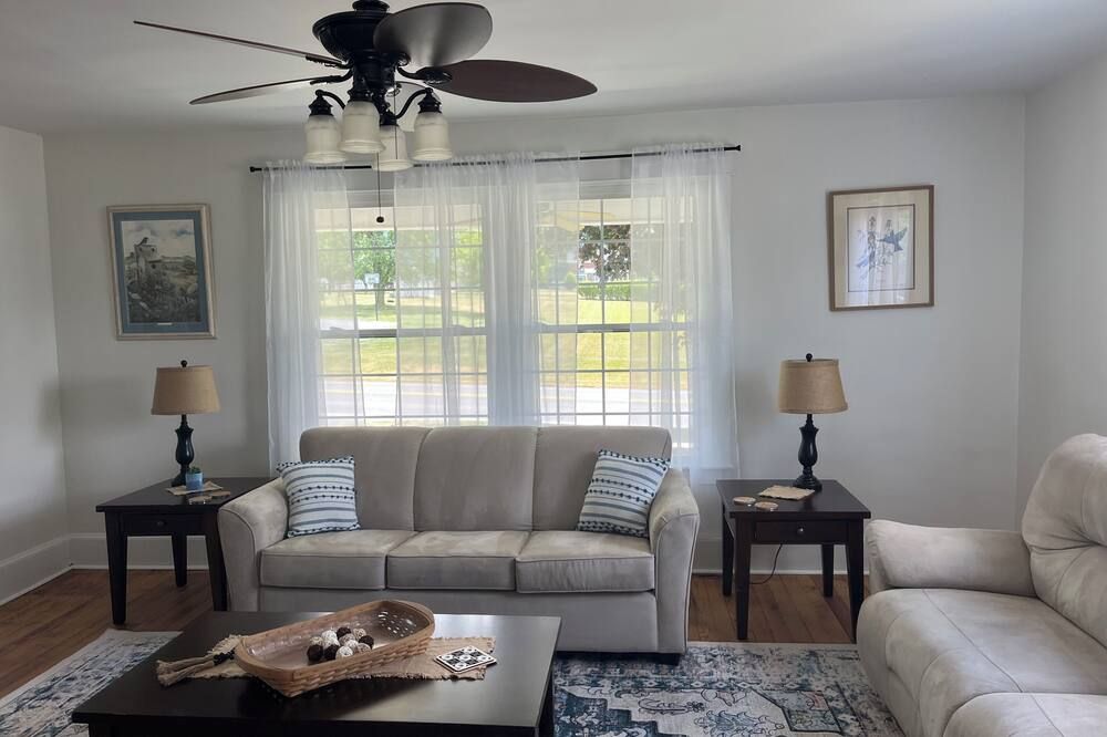 Spacious 4-bedroom house in lovely Belleville with WiFi, AC