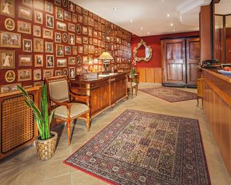 Cella Central Historic Boutique Hotel - Zell am See - Front desk