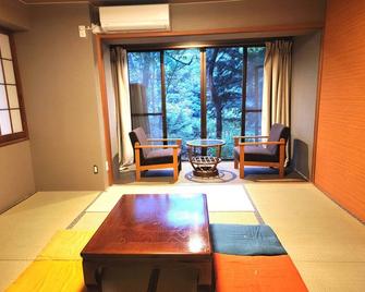 K'S House Nikko - Kinugawa Onsen Hostel - Nikkō - Wohnzimmer