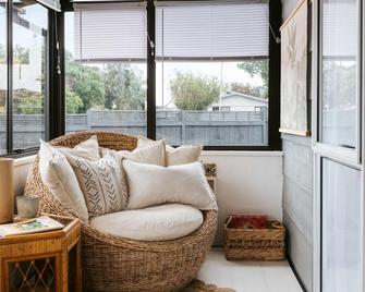 The San Pedro ~ Papamoa - Beyonder Holiday Homes - Papamoa - Living room