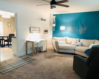 Cheerful Southside 3-bedroom Residence - Lafayette - Living room