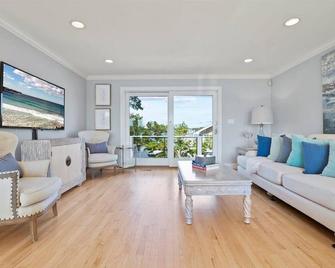 Amazing Waterfront Home, Private Beach & Hot Tub Branford - Branford - Living room
