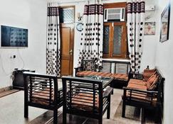 2 bedrooms spacious private apartment - New Delhi - Living room