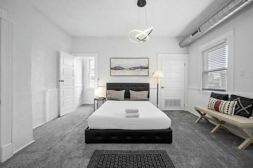 Three Story Luxe Home 4Bed/3.5Bath and Baths Sleep 12 w/ Game room - פיטסבורג - חדר שינה