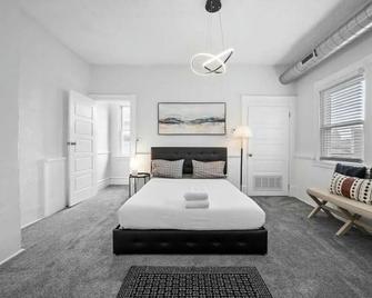 Half Off on Selected Days Huge Pittsburgh Home Luxe Bed/Bath and Baths Sleeps 14 - Pittsburgh - Habitación