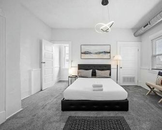 Three Story Luxe Home 4Bed/3.5Bath and Baths Sleep 12 w/ Game room - Pittsburgh - Slaapkamer