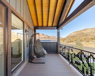 Zion Vista 7br/5.5ba Poolside Manor Near Zion: Sauna, Hot Tub, Golf, Gym - Colorado City - Balcón