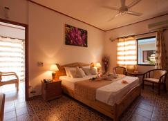 Orchid Self Catering Apartment - La Digue Island - Bedroom