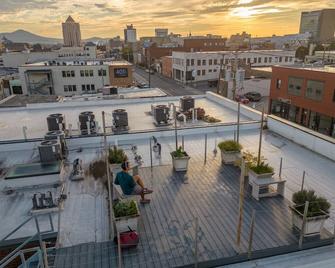 Ground Floor 1br Apartment: King Bed| Rooftop Views| Walkable - Roanoke - Balcony