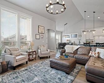 New Farmhouse Cottage in the heart of Treasure valley! - Meridian - Living room