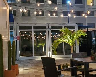 Zurban Travelers - Paraiso - Patio