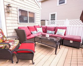 Newly Remodeled 2 Bedroom Cottage On The Beach. The Kaitlyn Cottage - Clinton - Balcony