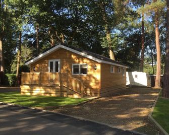 Cosy Woodland Set Three Bedroom Holiday Homes Close To Windsor Castle - Crowthorne - Bina