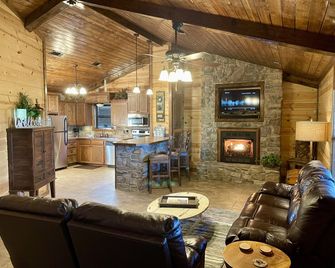Hilltop Getaway: Luxury Hilltop Cabin on 3 acres - Kayaks, Campfire, Stargazing! - Smithville - Living room