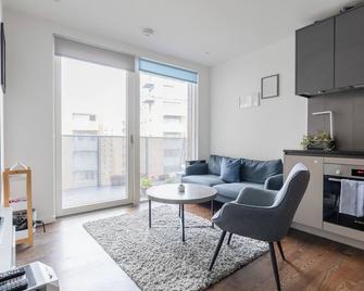Modern 1-BD Apt with Balcony | Surrey Quays - London - Living room