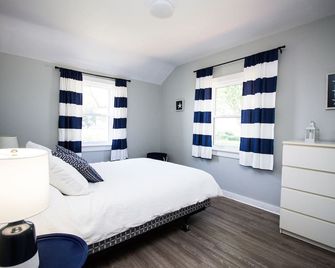 Spacious Lakefront Cottage near Point Pelee - Hot Tub + Yard + Pet Friendly - Leamington - Bedroom