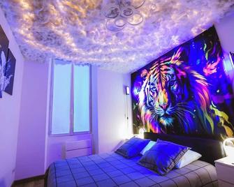 Le Sam Play - Saint-Front-de-Pradoux - Bedroom