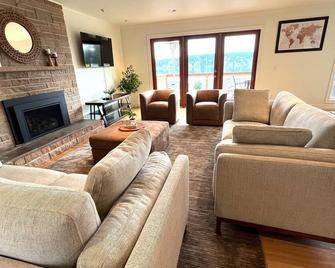 Lakeview house centrally located - Bellevue - Living room