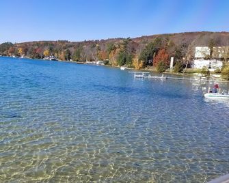 Across the street from the lake, Inet and cable, king master. Blocks to downtown - Boyne City - Beach