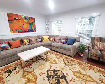 New! Greenwich Picasso House/ 5 Bdrs, Close To Beach, Train, Nyc - Greenwich - Living room