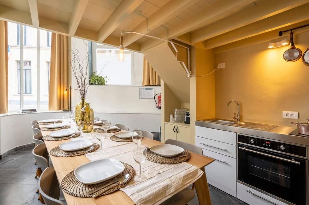 Shway - The Red With Pearls - אנטוורפן - חדר אוכל