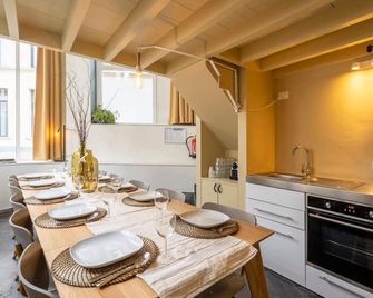 Shway - The Red With Pearls - אנטוורפן - חדר אוכל