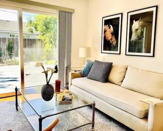 Wow Great location Beautiful 4BR 3BA House Better than Hotel - San Jose - Living room