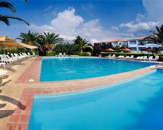 Martha's Haus Hotel - Polýgyros - Pool