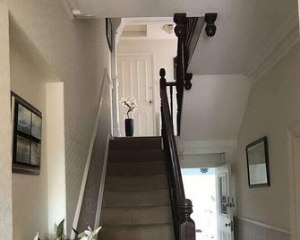 Manor View Guest House - Whitby - Stairs