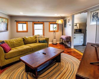 Private Renovated Apt w/ Washer/Dryer near dwntwn! - Burlington - Living room