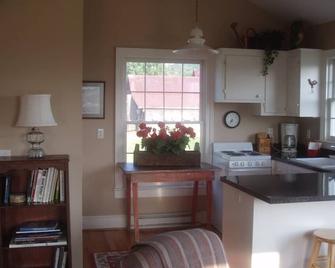 Two Bedroom One Bath Cottage On 250 Acre Cattle Farm. - Scottsville - Cocina