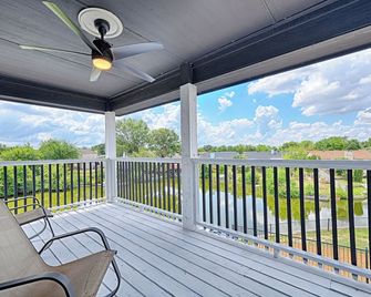 Spacious 4-bedroom house in peaceful Irving with WiFi, AC, Keyak fun - Irving - Balcony