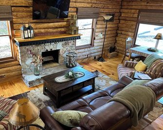 3-bedroom 2.5 bath Log Lodge in beautiful Hillsboro. Near Rocky Fork Lake. - Hillsboro - Sala de estar