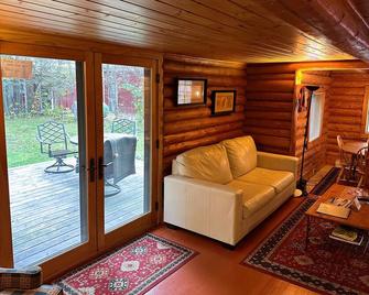 Cozy Lakeside Log Cabin Perfect for Any Season: Sunset Bay Retreat - Cook - Living room