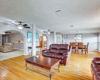 Lakefront Livingston Retreat with Dock and Fire Pit! - Livingston - Sala de estar