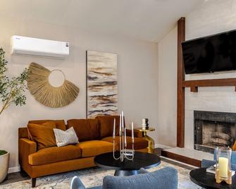 Prime Location - 3bd with BBQ - McKinney - Living room